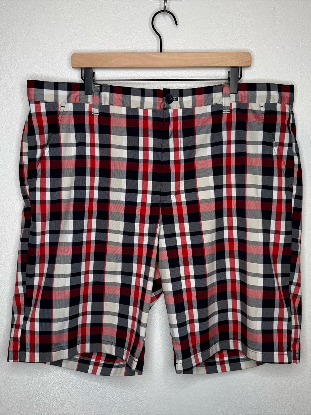 Izod Golf Flat Front Chino Shorts Red, White & Navy Plaid Men's Size 42 Preppy